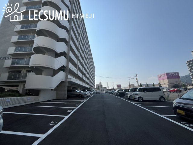 野里マンションの駐車場