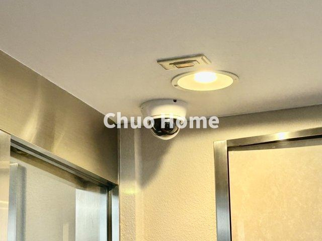 レクセルマンション北綾瀬第2の防犯設備|【防犯カメラ】何かあった時の大事な証拠になることももちろんなりますが、防犯というくらいですので大事なのは防犯カメラがあることによって抑止力につながることですよね。