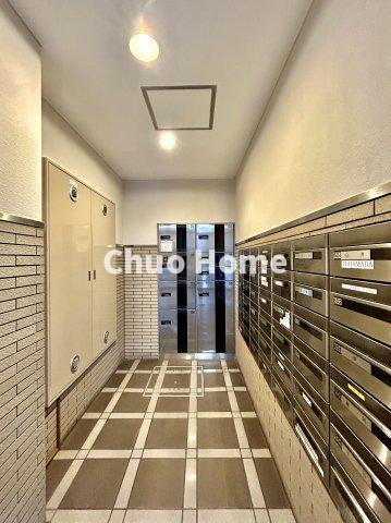 レクセルマンション北綾瀬第2の設備|【宅配ボックス】在宅時・不在時に関わらず、居住者の代わりに非対面で宅配物を受け取ってくれる便利な設備です。わかりやすくご説明致しますので見学時にはお部屋だけではなく共用部分もぜひチェックしてください。