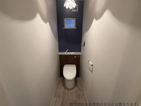 明磧2丁目　中古のトイレ|落ち着いたデザインのトイレです。小窓があるため空間に自然光が入り込み、換気が出来ます。手洗いスペースも設置されており便利です。