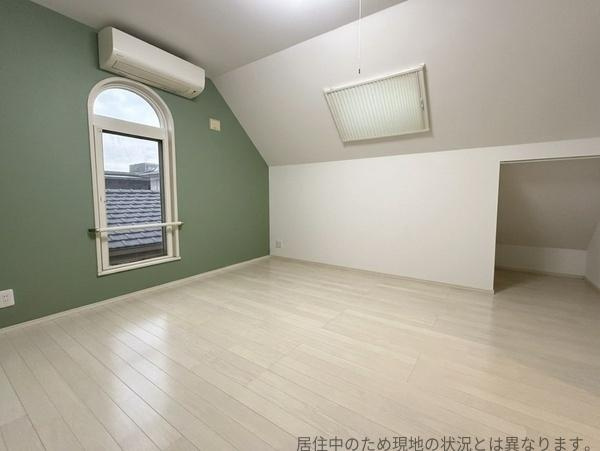 明磧2丁目　中古の洋室|グリーンのアクセントクロスが印象的な洋室です。窓からの自然光が明るいです。約3帖の収納スペースも備わっておりたくさんの物を収納できます。