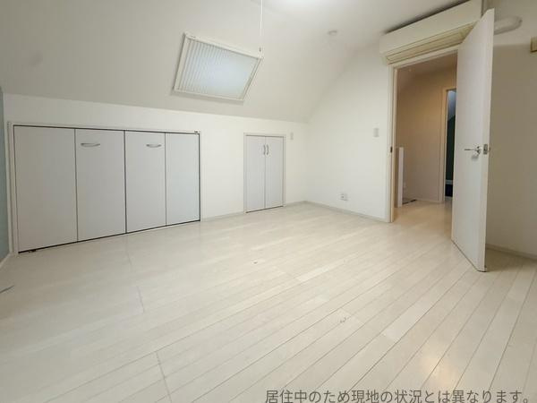 明磧2丁目　中古の洋室|白を基調とした洋室で開放感のある空間です。クローゼットや収納スペースが充実しています。天井に照明が設置されています。