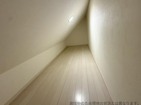 明磧2丁目　中古の収納|洋室横の収納スペースです。壁と床の色合いが明るく空間をすっきりと見せます。奥行きがあり収納力にも期待できます。照明付きで視認性が確保されています。さまざまな使い方ができる収納エリアです。