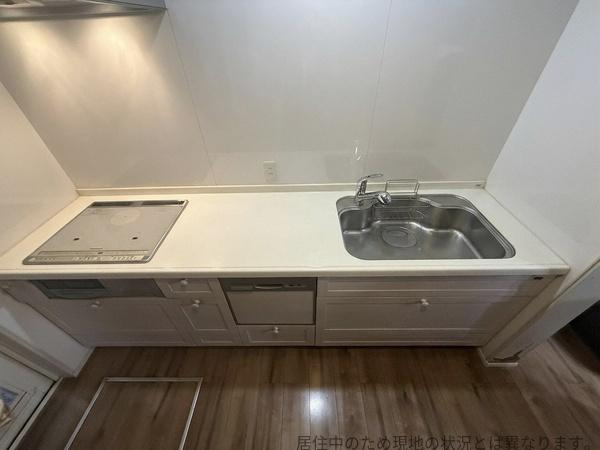 明磧2丁目　中古のキッチン|シンプルで使いやすいキッチンです。作業スペースがしっかり確保されていて、収納も充実しています。IHコンロが備わっていますのでお手入れも簡単です。