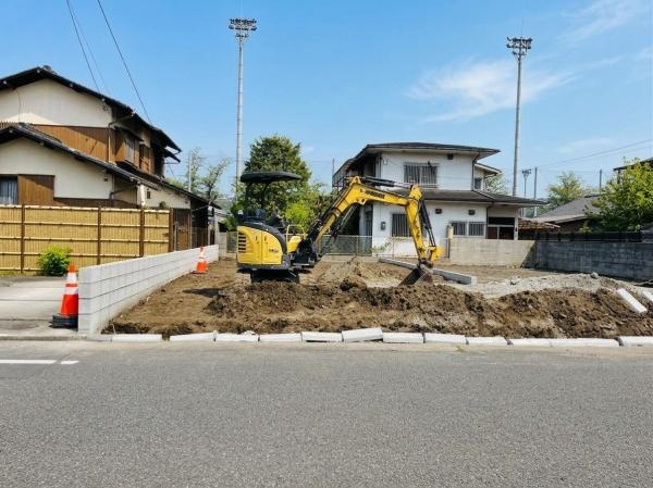 新春日町1丁目1期1号棟の前面道路含む現地写真|前面道路含む現地（2026年4月撮影）