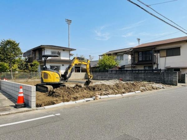 新春日町1丁目1期1号棟の前面道路含む現地写真|前面道路含む現地（2026年4月撮影）