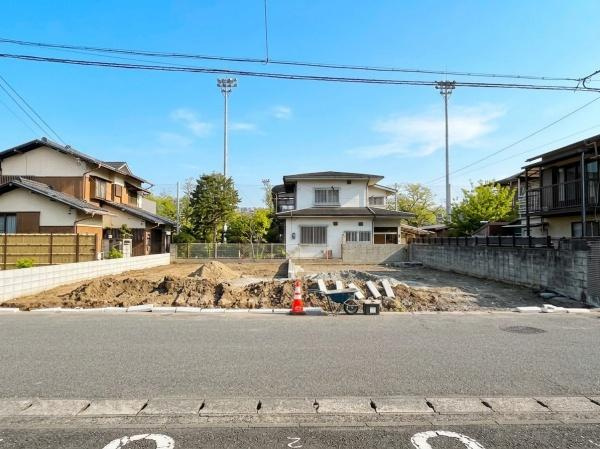 新春日町1丁目1期1号棟の前面道路含む現地写真|前面道路含む現地（2026年4月撮影）