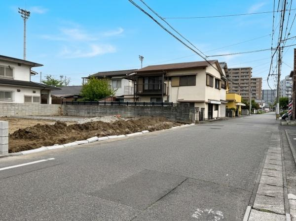 新春日町1丁目1期1号棟の前面道路含む現地写真|前面道路含む現地（2026年4月撮影）