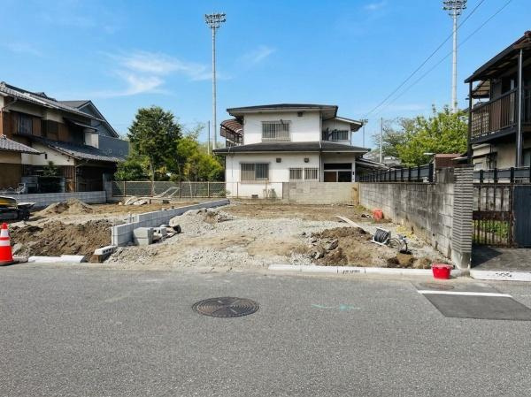 新春日町1丁目1期2号棟の前面道路含む現地写真|前面道路含む現地（2026年4月撮影）