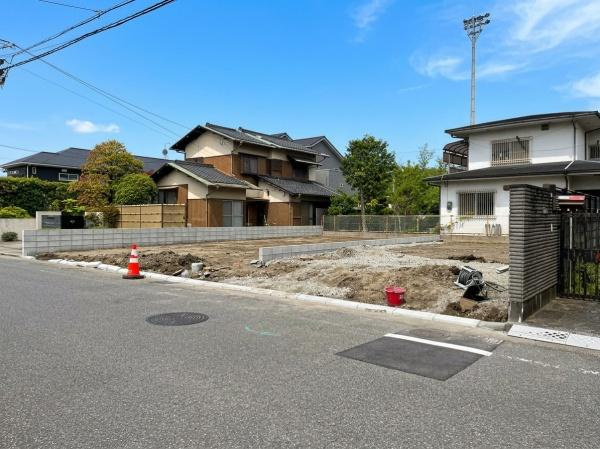 新春日町1丁目1期2号棟の前面道路含む現地写真|前面道路含む現地（2026年4月撮影）