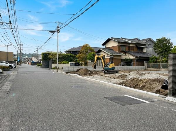 新春日町1丁目1期2号棟の前面道路含む現地写真|前面道路含む現地（2026年4月撮影）