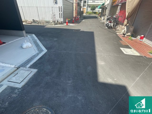 5日(土)6日(日)現地ご見学可能！　門真市千石西町　限定1邸の前面道路含む現地写真|周辺は閑静な住宅街！前面道路広々で車の出し入れも便利です。駐車が苦手な方でも安心して車庫入れできます！