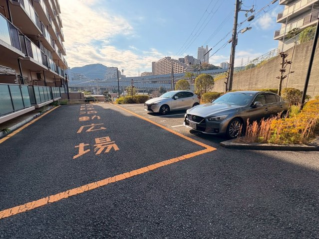 ルネ須磨の駐車場|駐車場があるので、車を買う予定の方も安心です