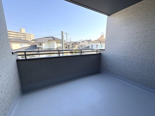 【バルコニー】 | 福岡市南区老司5丁目5期Y　1号棟（全2棟）【仲介手数料無料・0円】 | 施工例。施工例は完成時と異なる場合があります。