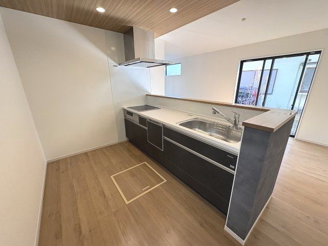 【キッチン】 | 福岡市南区老司5丁目5期Y　1号棟（全2棟）【仲介手数料無料・0円】 | 施工例。施工例は完成時と異なる場合があります。