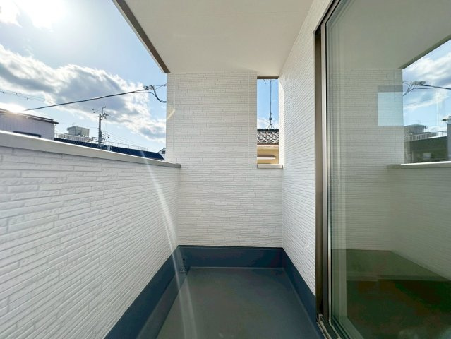 桂池尻町　Ⅱ期１号地のバルコニー|【１号地：バルコニー】
ゆったりとしたバルコニーはお洋服などのお洗濯と同時にお布団なども干せますね！（R8.4撮影）