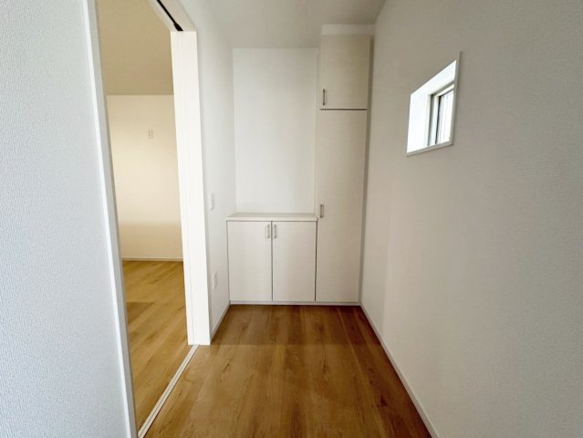 桂池尻町　Ⅱ期１号地の玄関|【１号地：玄関】
シューズボックスが備え付けの玄関。ご家族の靴がスッキリ片付き気持ちよくご家族やお客様をお出迎え。（R8.4撮影）