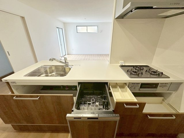 桂池尻町　Ⅱ期１号地のキッチン|【１号地：LDK】
奥行きがあり、視線が抜ける心地よいリビング空間！（R8.4撮影）
