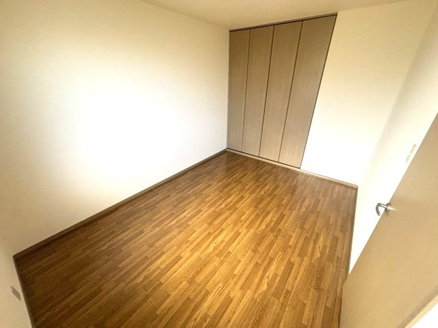 サンビレッジ加倉A棟の洋室|落ち着いた色調の洋室です