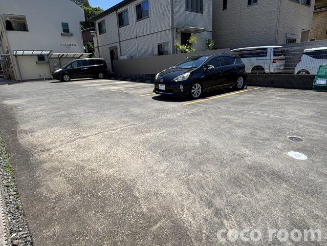 シャルム蓮華寺の駐車場