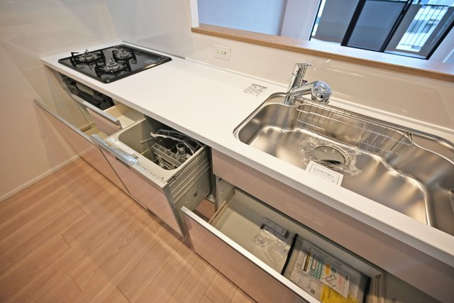 コスモ西宮のキッチン|日々の家事効率を高めてくれるシステムキッチン◎収納も充実しており、調理器具や食材をすっきりと整理可能です。
