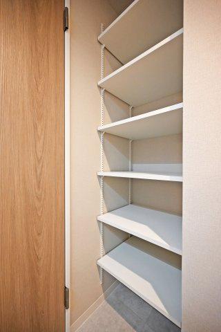コスモ西宮の収納|可動棚付きで使い勝手の良い洗面室。
タオルや洗剤、ストック品までスッキリ整理でき、毎日の身支度も心地よく整います。