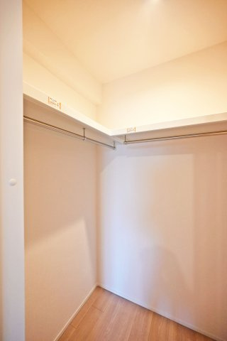 コスモ西宮の収納|-洋室6.0帖-
大容量のウォークインクローゼット付き洋室。
見やすく取り出しやすい収納で、毎日のコーディネートもスムーズに◎