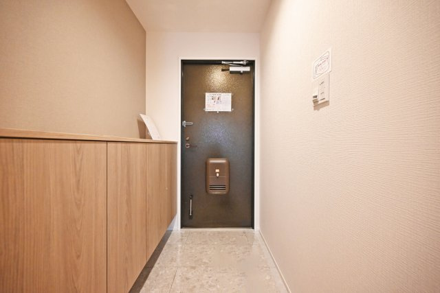 コスモ西宮の玄関|シューズ収納が備わっており、靴や外出用品も整理しやすく、気持ちよくお客様を迎えられる玄関です。
