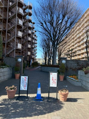 ガーデンシティ狭山壱番館のエントランス|中庭のようになっており小さな公園もあります