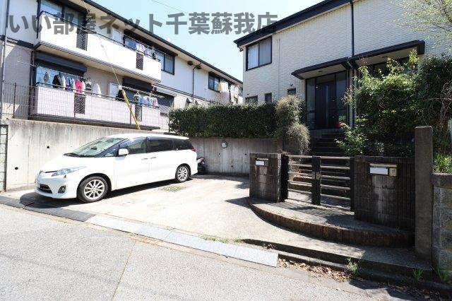 レジデンスヤマダ　テラスハウスの駐車場