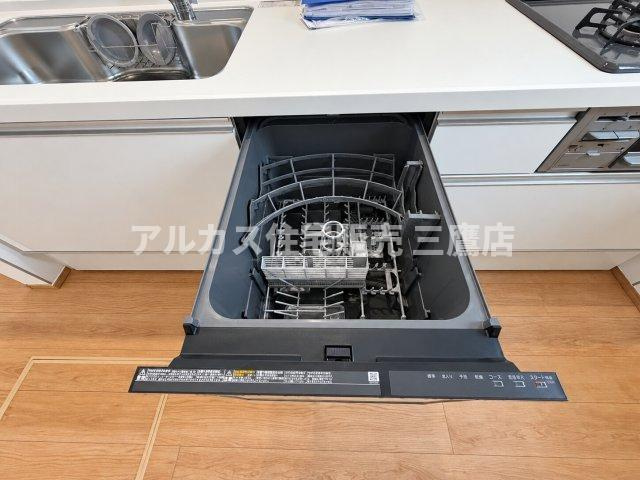 西武新宿線 花小金井駅 15分 新築戸建 小平市鈴木町1丁目のキッチン|家事の負担を軽減する食器洗い乾燥機を標準装備。手荒れを防ぎ、食後の片付けもスムーズに行えます。