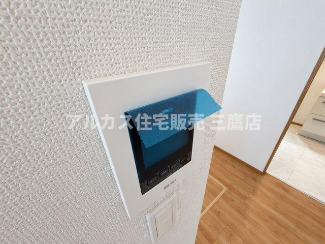 西武新宿線 花小金井駅 15分 新築戸建 小平市鈴木町1丁目のセキュリティ|訪問者の顔を確認できるTVモニター付きインターホン。防犯面でも安心して暮らせます。