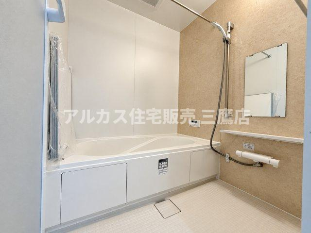 西武新宿線 花小金井駅 15分 新築戸建 小平市鈴木町1丁目の浴室|清潔感のある洗練されたデザインのバスルーム。ゆったり寛げる浴槽とシャワーを完備しています。