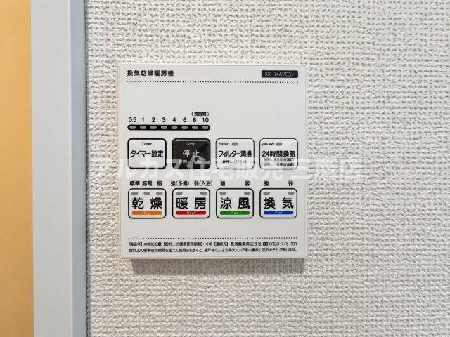 西武新宿線 花小金井駅 15分 新築戸建 小平市鈴木町1丁目の冷暖房・空調設備|雨の日の洗濯物の乾燥や、冬場のヒートショック対策に役立つ浴室換気乾燥暖房機付きです。