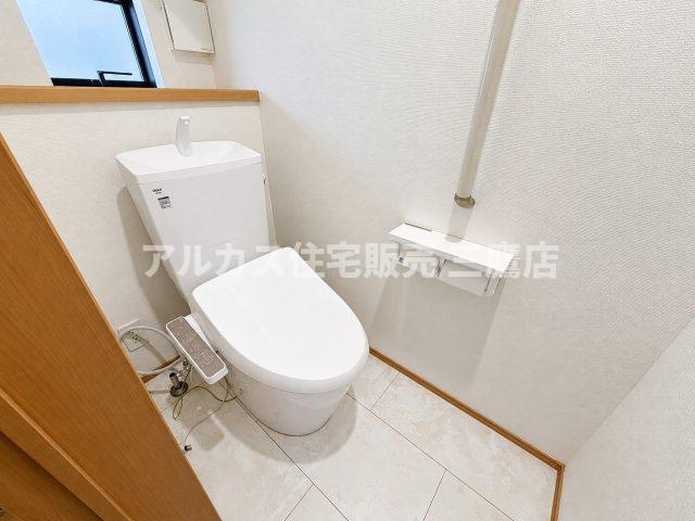 西武新宿線 花小金井駅 15分 新築戸建 小平市鈴木町1丁目のトイレ|温水洗浄便座や手洗い、ペーパーホルダーを備えた清潔なトイレ空間。小窓からの採光で明るく快適です。 