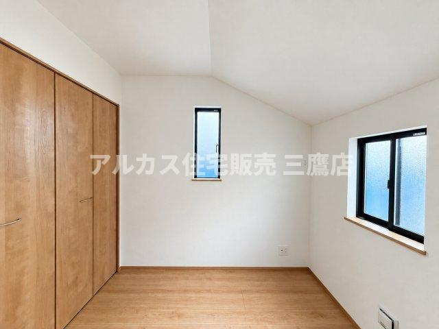 西武新宿線 花小金井駅 15分 新築戸建 小平市鈴木町1丁目の洋室|クローゼットを備えたシンプルな洋室。2方向の窓から自然光を取り込めます。