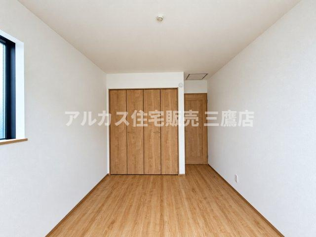 西武新宿線 花小金井駅 15分 新築戸建 小平市鈴木町1丁目の洋室|大きなクローゼットを備えた収納力抜群の洋室。お部屋を広くすっきりと使うことができます。