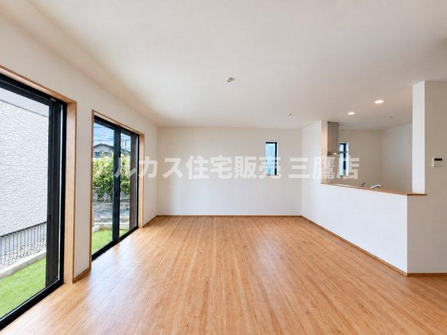 西武新宿線 花小金井駅 15分 新築戸建 小平市鈴木町1丁目の居間・リビング|大きな窓から豊かな光が差し込む明るいLDK。対面式キッチンから部屋全体を見渡せる開放的な空間です。