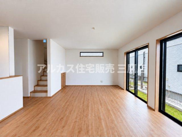 西武新宿線 花小金井駅 15分 新築戸建 小平市鈴木町1丁目の居間・リビング|2連の大きな掃き出し窓を備えた採光性の高いリビング。家族が自然と集まる快適なリビング空間です。 