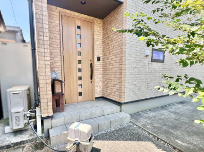 【角地×日当り良好】南国市大そね甲　中古一戸建ての玄関|木目調のドアが温かく家族を迎える玄関口☆