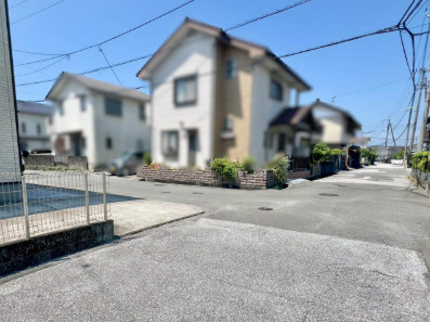 【角地×日当り良好】南国市大そね甲　中古一戸建ての前面道路含む現地写真|前面道路が広く、閑静な住宅街で叶える、落ち着いた暮らし