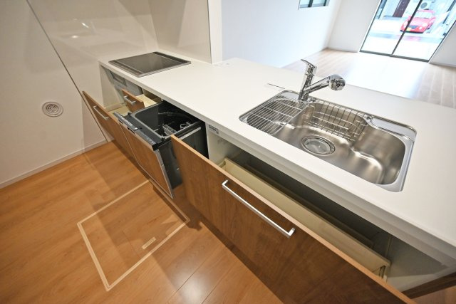 テラシエ食満3丁目新築一戸建て│4LDK+駐車並列2台可のキッチン|キッチン天板下いっぱいに収納庫を設けてあります。シンクした収納庫にはナイフホルダーも標準搭載。食器洗い乾燥機や浄水器一体型水栓も標準仕様のユニットが導入されています。
