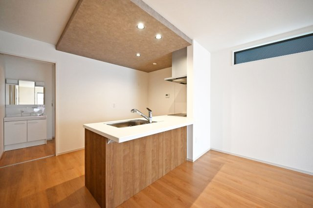 テラシエ食満3丁目新築一戸建て│4LDK+駐車並列2台可のキッチン|キッチン上部は折下天井を採用でデザイン性を向上させています。ダウンライトを4基採用し、作業性を確保。