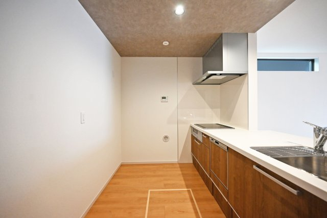 テラシエ食満3丁目新築一戸建て│4LDK+駐車並列2台可のキッチン|十分なキッチンスペースを確保しているため、キッチン後方に冷蔵庫やカップボードなどを設置することも可能です。