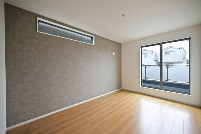 テラシエ食満3丁目新築一戸建て│4LDK+駐車並列2台可の洋室|主寝室にはアクセントクロスを配置し、採光も十分に考えた設計をしています。 アクセントクロスはそんなときの「発想」を手助けします。