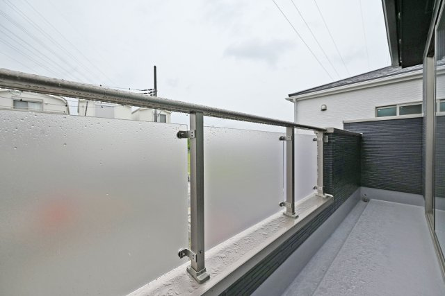 テラシエ食満3丁目新築一戸建て│4LDK+駐車並列2台可のバルコニー|2階バルコニーには奥行きがあってたくさんの洗濯物を干すことができ、陽光がたっぷりと室内に行き届きます。