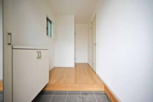 テラシエ食満3丁目新築一戸建て│4LDK+駐車並列2台可の玄関|十分な容量のシューズボックスを完備◎来客時にも綺麗な玄関を保つことができます。 また、小窓があることで採光性や通風性が確保されています。