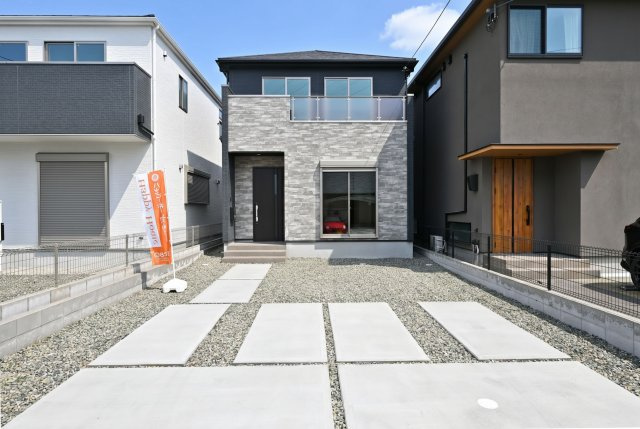 テラシエ食満3丁目新築一戸建て│4LDK+駐車並列2台可の外観|現地外観正面写真です。
皆様からのご連絡心よりお待ちしております。