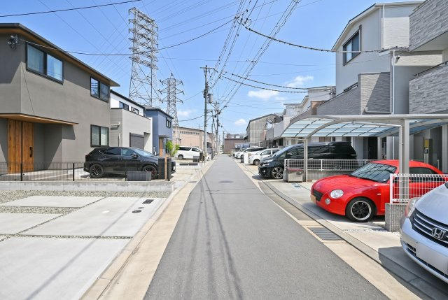 テラシエ食満3丁目新築一戸建て│4LDK+駐車並列2台可の前面道路含む現地写真|前面道路は南西側に約4ｍ幅です。