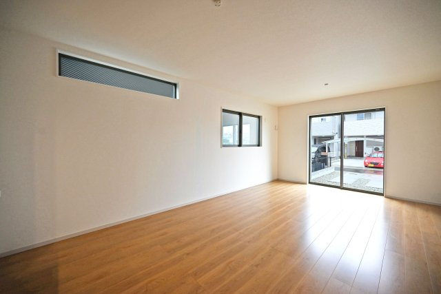 テラシエ食満3丁目新築一戸建て│4LDK+駐車並列2台可の居間・リビング|リビングダイニングが長方形に近い設計で、一体的に活用できるため、食事の時以外にもダイニングテーブルで寛ぎながらご家族やご友人方とのお時間を過ごすことが出来ます。